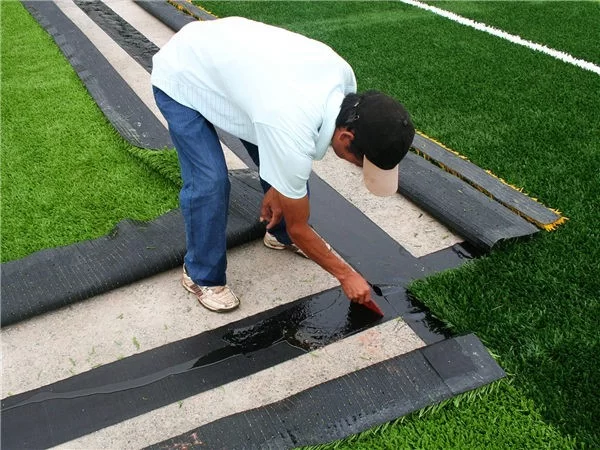 طريقة لصق النجيل الصناعي